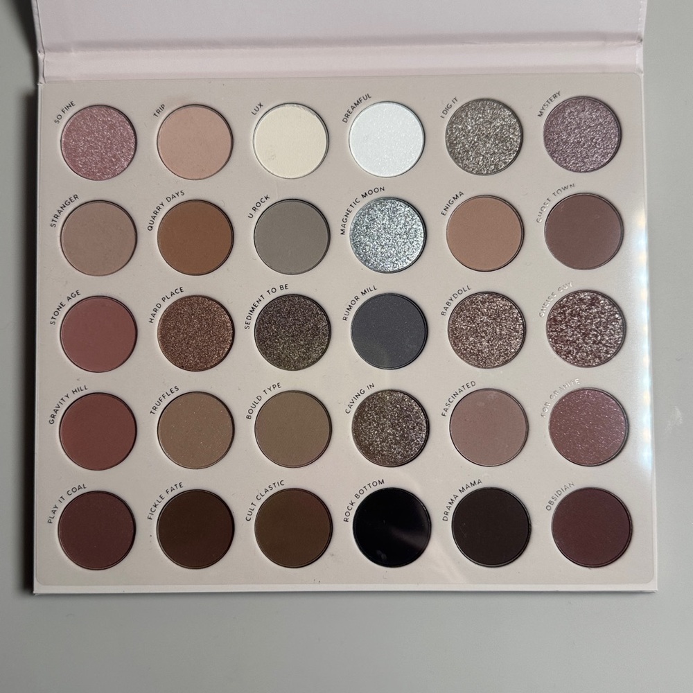 Colourpop "Stone Cold Fox"
30 pan Cool-toned Eyeshadow Palette